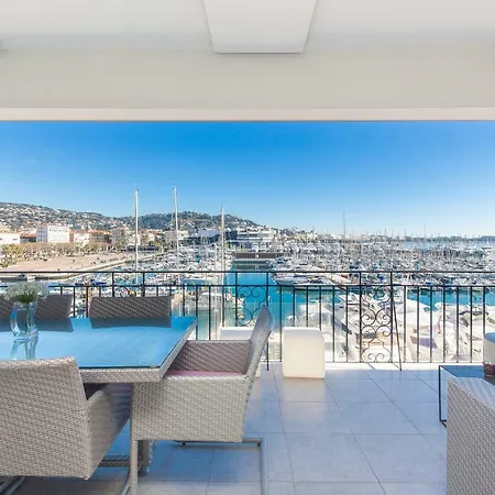 Cannes Vieux Port Extérieur photo